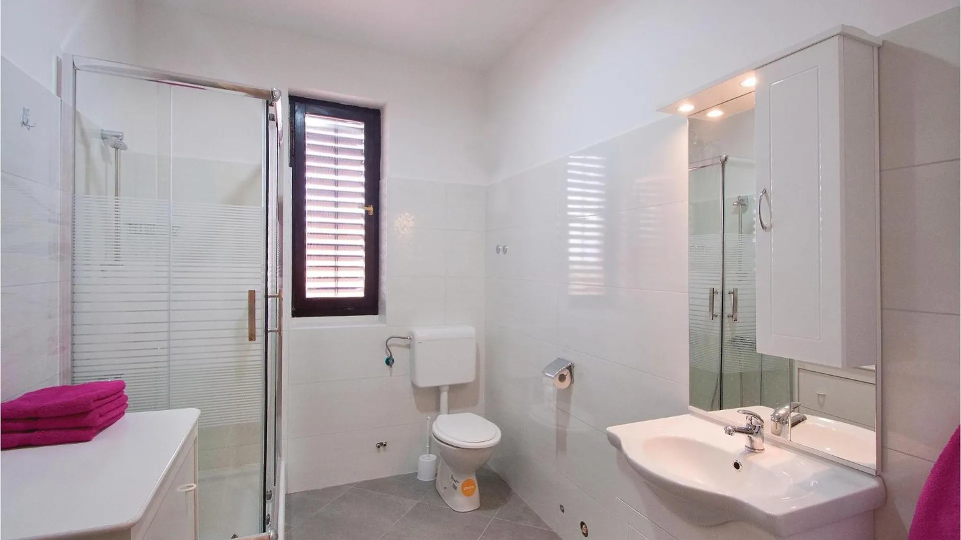 1 Bedroom Lovely Apartment In بولا 0*,